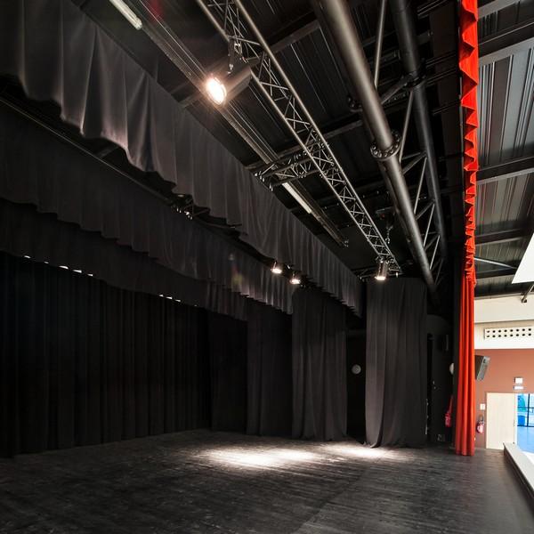 Frises et pendrillons - aménagement scénique Frises et pendrillons - aménagement scénique